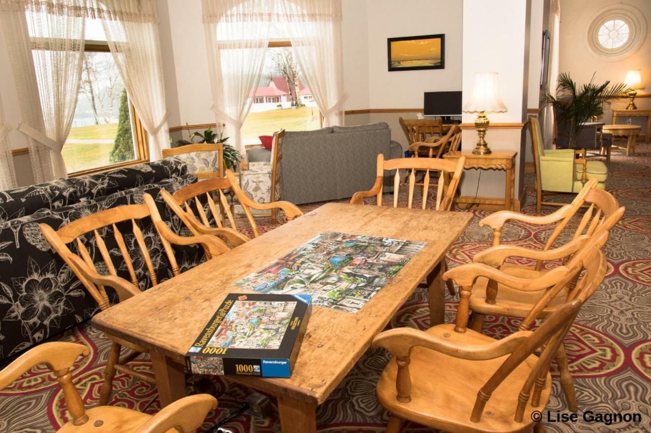 Hotel Тадусак Екстериор снимка